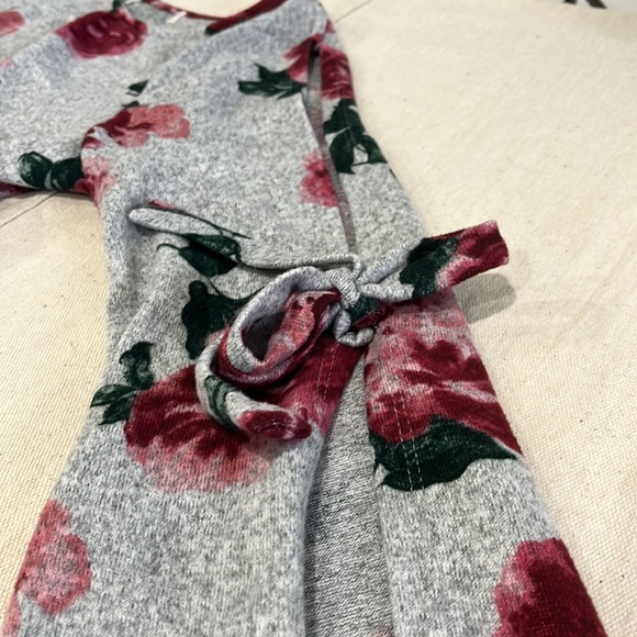 Cold shoulder Bell Sleeve Gray Rose Long Sleeve Top, Size Small - Picture 12 of 16